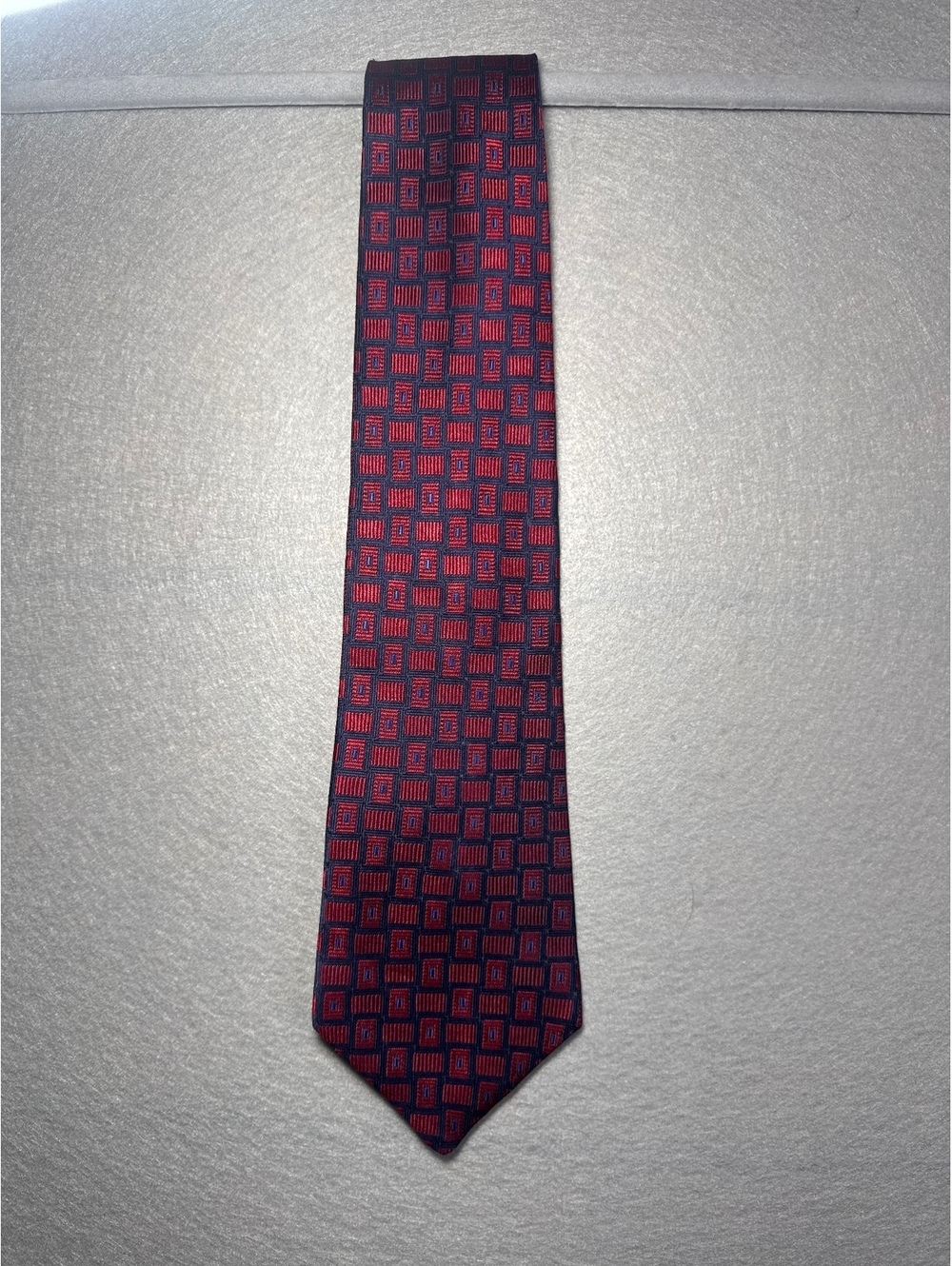 Tommy Hilfiger Men's Red and Navy Geometric Pattern Tie